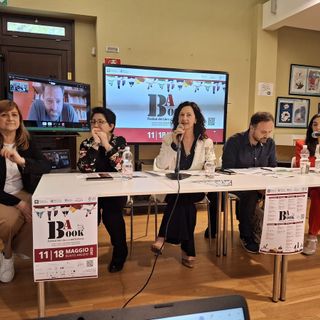 La presentazione di BA Book, con lo scrittore Alessandro Mari in videocollegamento. Da sinistra, Carla Trotti, Monica Giuffrida (vicedirettrice della biblioteca civica), Manuela Maffioli, Paolo Di Paolo e Anna Prandoni