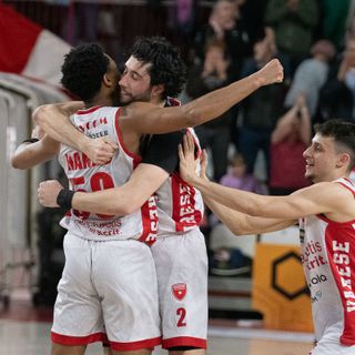 Jaylen Hands abbracciato da Alviti e Librizzi (foto di Fabio Averna)