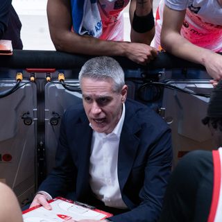 Coach Kastritis durante un timeout della Openjobmetis Varese (foto Fabio Averna)