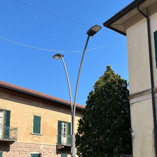 Un palo della luce nel centro di Gavirate