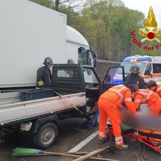 Le immagini dell'incidente stradale di Ternate tra un'auto e un'ape car Le immagini dell'incidente stradale di Ternate tra un'auto e un'ape car
