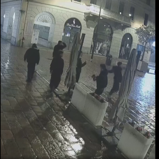 Piazza Santa Maria: lanciano i fiori della gelateria sotto le telecamere di sorveglianza