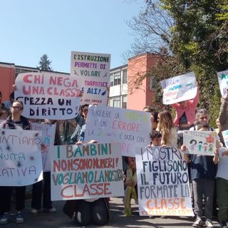 La protesta dei genitori della scuola Ugo Foscolo di Varese
