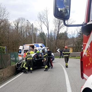 Ancora un incidente sulla statale 233: elisoccorso in azione a Cadegliano, ferita una donna