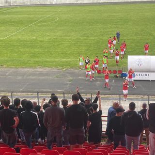 La squadra alla fine prova ad andare sotto la curva che non risponde agli applausi, anzi...