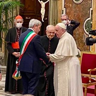 Galimberti ricorda Papa Francesco postando questa foto dell'incontro a Roma nel febbraio 2022 Galimberti ricorda Papa Francesco postando questa foto dell'incontro a Roma nel febbraio 2022