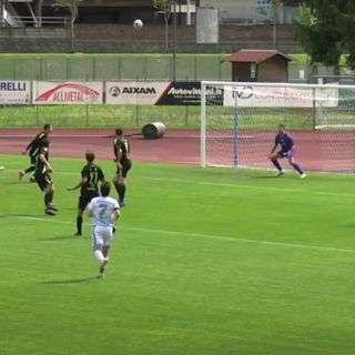 La beffarda traiettoria di Busto che si infila nell'angolo lontano per l'1-0 della Nuova Sondrio