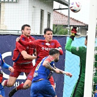 Mapelli, a destra vicino a Cosentino, ha appena scaraventato in gol il pallone che riapre la partita (Foto Agenzia Blitz - Varesina Calcio)