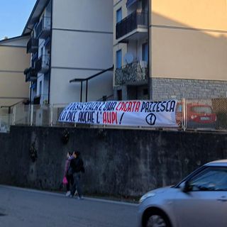 Luino, striscione shock contro la Resistenza