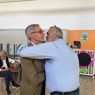 L'abbraccio tra il nuovo sindaco di Arcisate Centorrino e il predecessore e sfidante Cavalluzzi