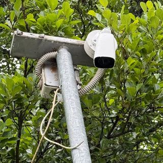 La nuova telecamera sul pontile di Cadrezzate distrutta dai vandali