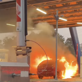 Incendio al casello di Sesto Calende: un'auto completamente in preda alle fiamme