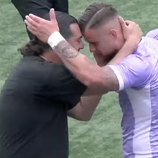 L'abbraccio di Gianluca Porro all'attaccante albanese Ergys Ballgjini, due gol nella sfida salvezza di ieri vinta 3-0 dal Legnano con il Robbio (foto tratta da Paolozerbi.com)