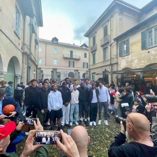 Una foto di gruppo nel saluto alla Pallacanestro Varese