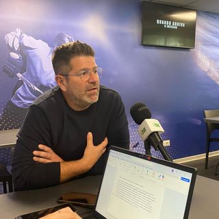 Carlo Bino durante la conferenza stampa di questa mattina al bar del palaghiaccio