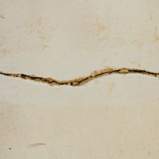 Scopri come risolvere definitivamente il problema delle crepe nel pavimento: ecco le soluzioni che offre Konsolida srl