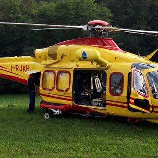 Elisoccorso in azione e, sotto nelle foto postate dal sindaco di Ponte Tresa Massimo Mastromarino, la strada chiusa per i soccorsi poi riaperta Elisoccorso in azione e, sotto nelle foto postate dal sindaco di Ponte Tresa Massimo Mastromarino, la strada chiusa per i soccorsi poi riaperta