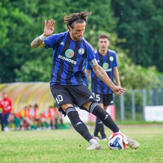 Doppietta finale (la seconda rete su rigore) con 21 gol tra campionato e Coppa per capitan Scapinello (foto Samuele Lucchi - Solbiatese Calcio 1911)