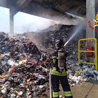 Vigili del fuoco al lavoro per spegnere l'incendio in una dotta di rifiuti a Cermenate