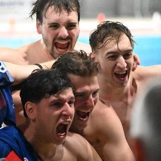 L'urlo della Von: «Serie B!» (si ringrazia per le immagini e per i video la Varese Olona Nuoto)