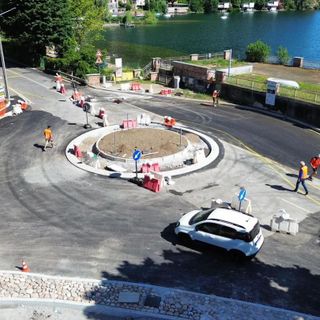 I lavori di realizzazione della rotonda a Porto Ceresio