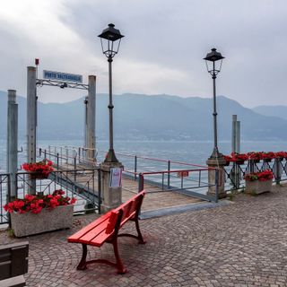 La panchina rossa dedicata a Desirè Zumia all'imbarcadero di Porto Valtravaglia (foto di Roberto Crepaldi)