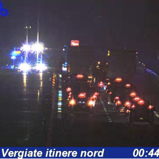 I soccorsi sul luogo dell'incidente (foto dalla webcam di Autostrade per l'Italia)