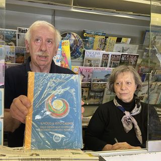 Giovanni Bosaia al lavoro in edicola con la moglie Daniela