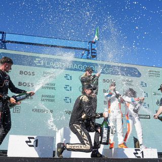 Grande spettacolo sul Lago Maggiore a Sesto Calende con il mondiale dei motoscafi elettrici