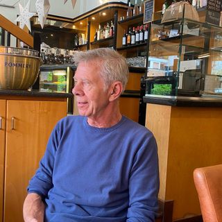 Enzo Agugliaro, titolare del bar &quot;Club 91&quot;. Sotto nella gallery Enzo e papà Angelo dietro lo stesso bancone