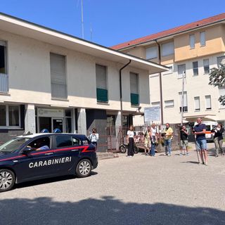 I carabinieri davanti all'ospedale di Angera