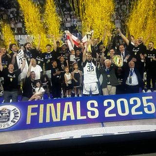 In alto stat Virtus. Lo scudetto del basket è bianconero, la dedica è per Achille