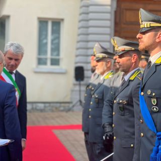 Un momento dell'anniversario di oggi presso il comando della Guardia di Finanza di Varese alla presenza del prefetto Salvatore Pasquariello e del sindaco di Varese Davide Galimberti