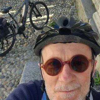 Il nostro Mario Chiodetti e la sua bici pronti a sfidare il caldo tropicale di una domenica di giugno a Varese
