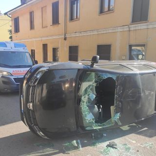 Auto si ribalta a Rho, ferita la conducente e la nipotina di tre anni
