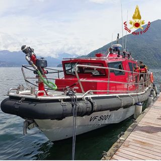 Imbarcazione affonda nel Lago Maggiore, due giovani soccorse dai vigili del fuoco