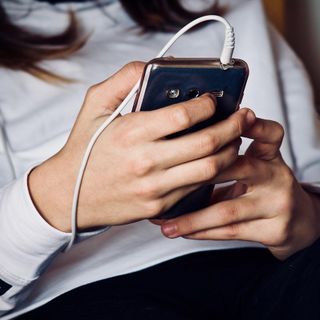 Smartphone vietati anche alle scuole superiori: scatta il divieto del Ministero