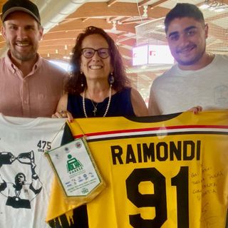 Daniela Colonna Preti tra Edoardo Raimondi e Alessio Piroso che hanno donato alla presidentessa della Polha una parte del ricavato della festa d'addio all'hockey del numero 91 giallonero