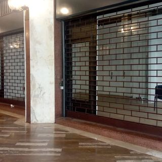 Vetrine vuote in Galleria Manzoni