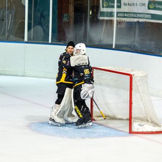 Perla abbraccia Matonti dopo l'ultimo derby a Como: due grandi numeri 1 per un ideale passaggio di consegne Perla abbraccia Matonti dopo l'ultimo derby a Como: due grandi numeri 1 per un ideale passaggio di consegne