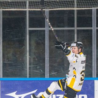 TI VOGLIAMO COSÌ William Makinen compirà 30 anni giovedì 19 giugno: in foto dopo il gol decisivo all'overtime contro il Fiemme dello scorso novembre