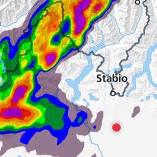 Il radar di Meteo Svizzera con il fronte temporalesco con grandine in spostamento da sudovest prima delle 15 di oggi