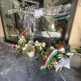 DELITTO DI BUSTO. Davide, i suoi sogni strappati nel cuore di Busto. L'omaggio silenzioso in un sabato dove tutto suona ancora così irreale