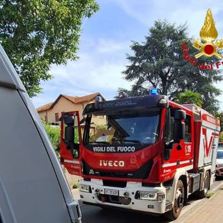 L'intervento dei vigili del fuoco in via Matteotti ad Angera L'intervento dei vigili del fuoco in via Matteotti ad Angera