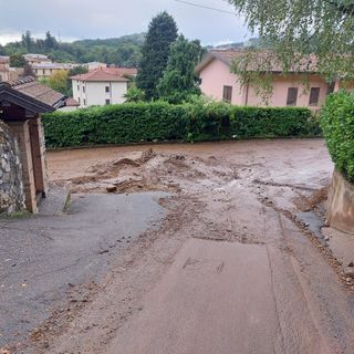 Fango per strada a Cittiglio a causa del maltempo (foto dalla pagina Facebook Polis)