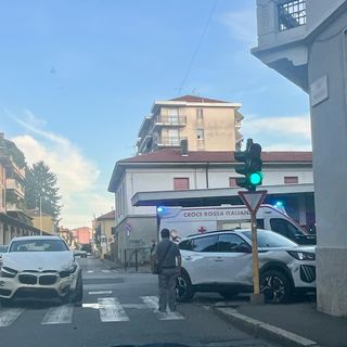 Incrocio tra viale Pirandello e via Milazzo, ennesimo incidente a auto contro un muro
