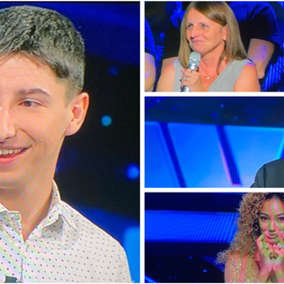 Andrea Siciliano accompagnato in studio anche da mamma Morena, in alto a sinistra, e applaudito da Gerry Scotti e da Samira Andrea Siciliano accompagnato in studio anche da mamma Morena, in alto a sinistra, e applaudito da Gerry Scotti e da Samira