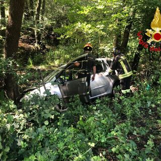 Soccorsi in azione sulla statale a Valganna dove un'auto è finita in una scarpata