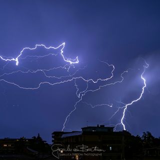 I fulmini sul cielo di Varese ieri sera nella bellissima foto di Gianluca Bertoni