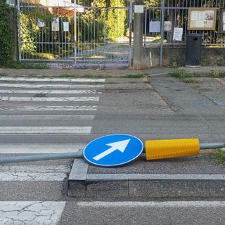 Cartello abbattuto in via Tagliamento e &quot;dimenticato&quot; da giorni